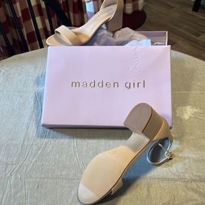 Excellent NEW Women’s Sz 7 Color: Nude NEW in box never worn Price:25.00